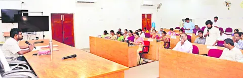పనుల నిర్వహణలో నిర్లక్ష్యం వహించొద్దు 