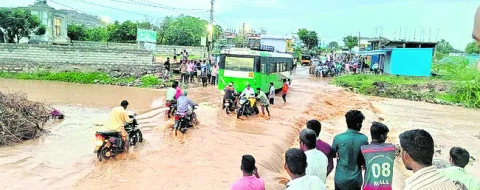రోడ్లన్నీ జలమయం 
