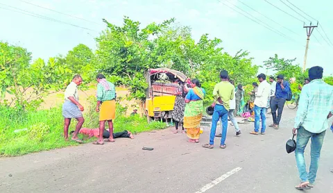 కూలీల ఆటోను ఢీకొట్టిన స్కూల్‌ బస్సు