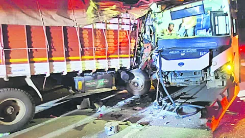 త్రుటిలో తప్పిన పెనుప్రమాదం 