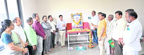 దొడ్డి కొమరయ్యకు నివాళి
