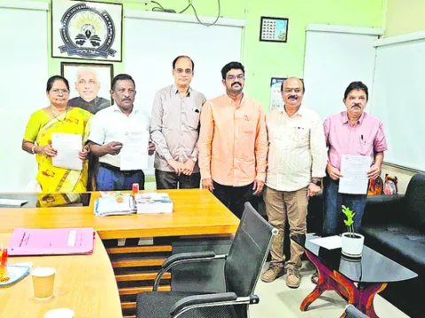 ఏకేయూ అడ్మిన్‌ స్థానాల్లో మార్పులు 