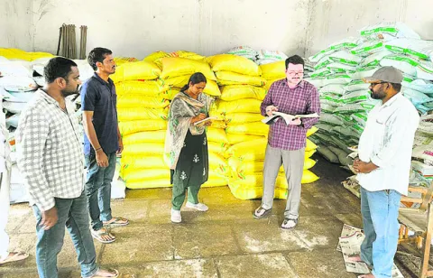 అందుబాటులో యూరియా