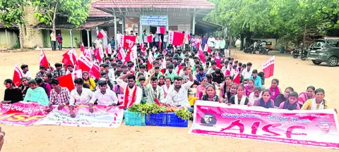 ఫీజు బకాయిలు చెల్లించండి 