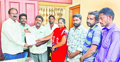 కాంట్రాక్టు కార్మికుల సమస్యలు పరిష్కరించాలి 