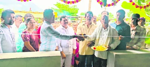 చందాలతో పాఠశాల షెడ్‌ నిర్మాణం