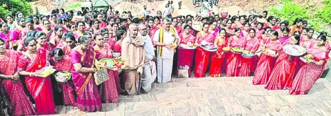 తలుపులమ్మకు చీర, సారె