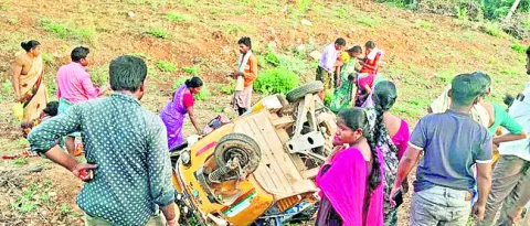 ఆటో బోల్తా 