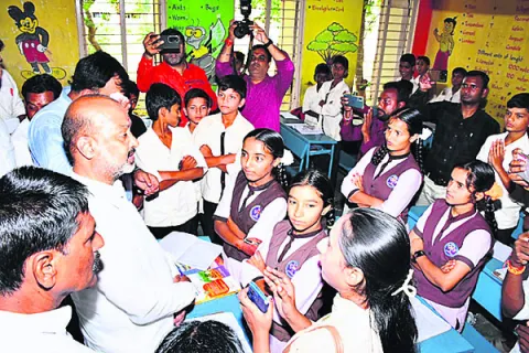 విద్యార్థులు ఉన్నత స్థాయికి ఎదగాలి