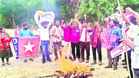 కేయూ పాలకమండలి సభ్యుల దిష్టిబొమ్మ దహనం 