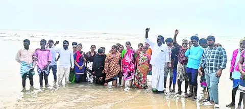 మత్స్యకారుని గల్లంతుపై ప్రభుత్వం నిర్లక్ష్యం 