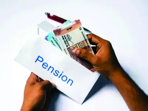 అనర్హులకు పింఛన్లు కట్‌!