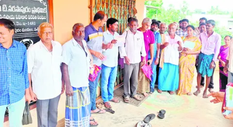 స్కాంలకు సహకారం