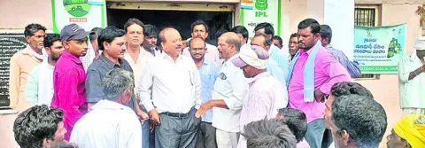 యూరియా పంపిణీలో ఇబ్బందుల్లేకుండా చూడాలి
