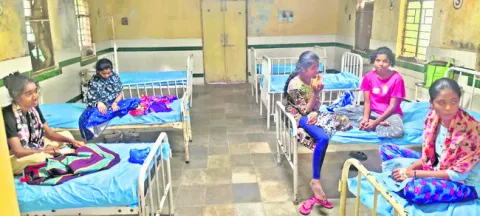 మోడల్‌ స్కూల్‌ విద్యార్థినులకు అస్వస్థత 