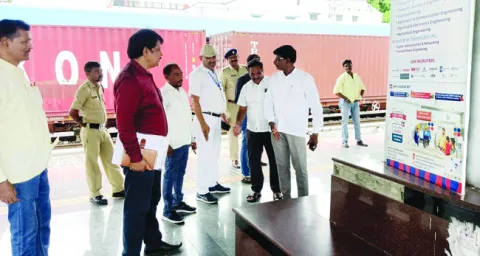 రైల్వే స్టేషన్‌లో మౌలిక సదుపాయాలు కల్పించండి   