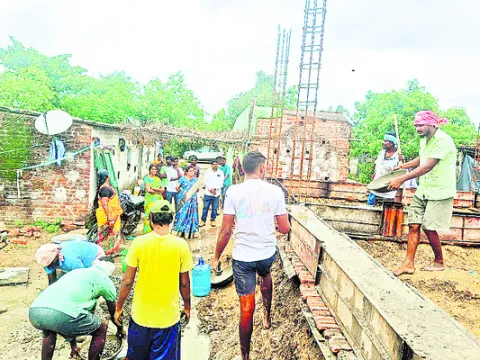 ఇళ్ల నిర్మాణం త్వరగా పూర్తిచేయాలి