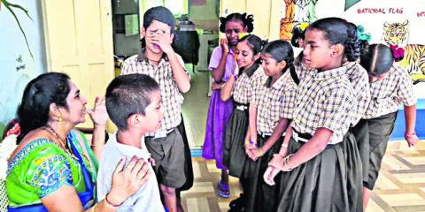 ప్లీజ్‌.. వెళ్లొద్దు టీచర్‌ 