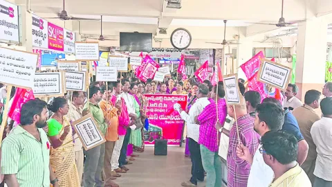 ఆర్టీసీ ఉద్యోగుల సమస్యలు పరిష్కరించాలి 