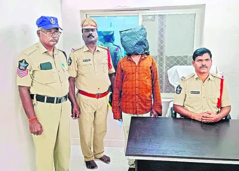 నకిలీ టోకెన్లు విక్రయించిన వ్యక్తి అరెస్ట్‌ 