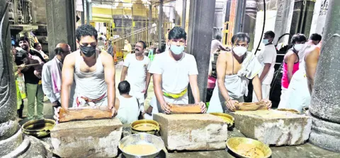 తుది విడత చందనం అరగదీత ప్రారంభం 