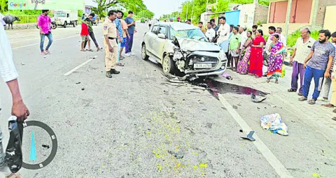 బైక్‌ను ఢీకొట్టిన కారు.. ముగ్గురికి తీవ్ర గాయాలు 