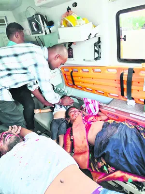 బైక్‌ను ఢీకొట్టిన కారు.. ముగ్గురికి గాయాలు

