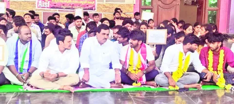 ఆర్కిటెక్చర్‌ యూనివర్సిటీ సమస్యలు పరిష్కరించాలి 