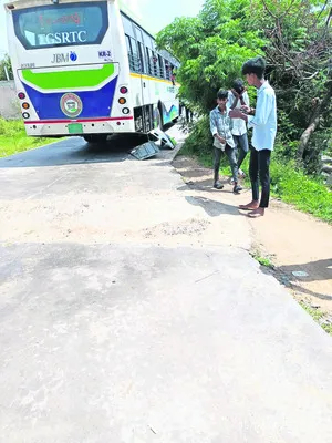 స్పీడ్‌ బ్రేకర్లతో దెబ్బతిన్న బస్సు 
