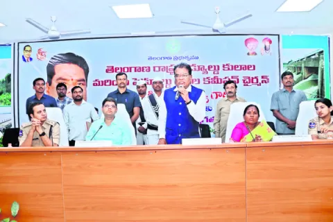 ఎస్సీ, ఎస్టీల సమస్యలను పరిష్కరించాలి