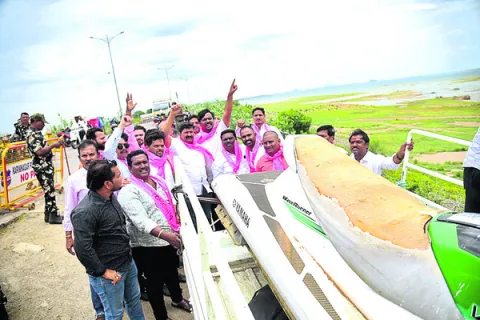 ఎల్‌ఎండీలోని జెట్‌ స్కి స్కూటర్‌ తరలింపు