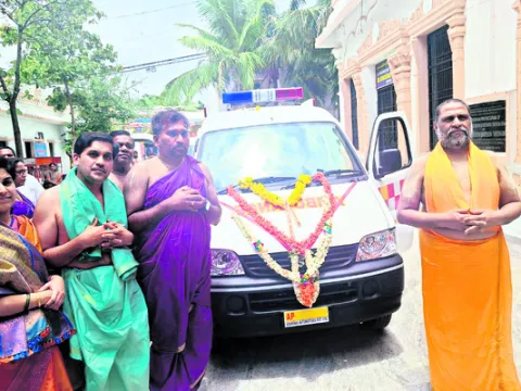 అంబులెన్స్‌ బహూకరణ 