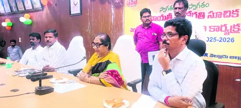 అధికారులకు రాజకీయాలెందుకు? 