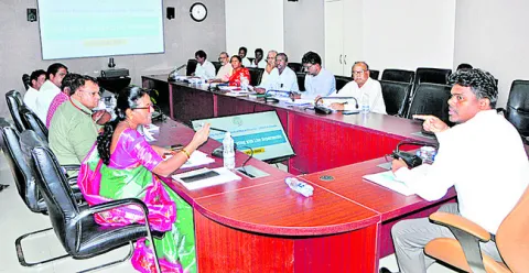 అధికారులు సమన్వయంతో పనిచేయండి 
