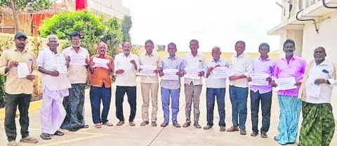ఆదాయం దిగదుడుపు.. రైతు చావులే రెట్టింపు