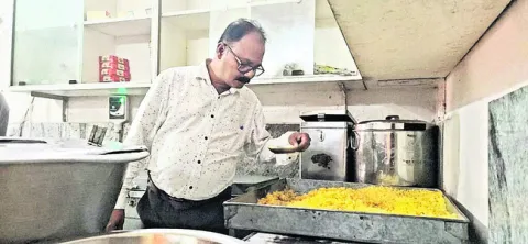 హోటళ్లపై అధికారుల దాడులు