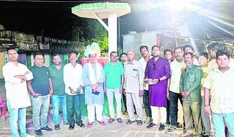 గాంధీజీ విగ్రహం ధ్వంసం 