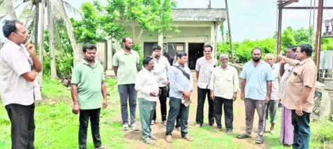 ఆక్వా రైతుల ఆందోళన 

