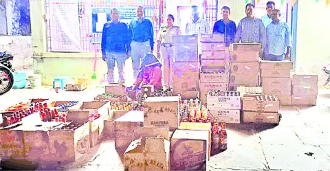 హైవేలో భారీగా మద్యం స్వాధీనం 