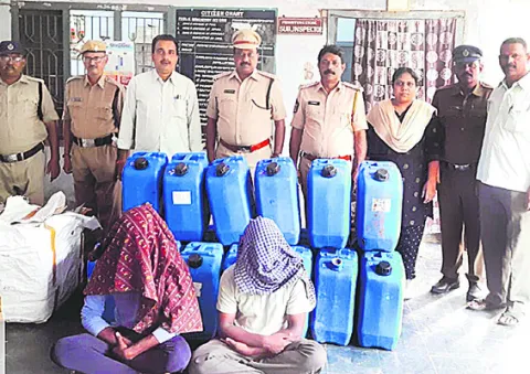 కల్తీ మద్యం తయారీ ముఠా అరెస్ట్‌ 
