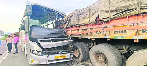 ఆగి ఉన్న లారీని ఢీకొన్న ప్రైవేటు బస్సు