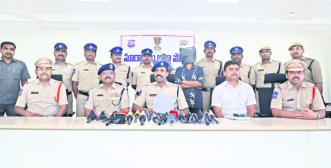 గంజాయి విక్రయిస్తున్న ఇద్దరి అరెస్ట్‌
