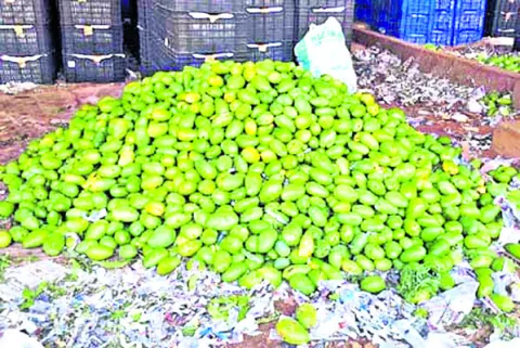 ● ఫ్యాక్టరీల వద్ద ఎదురుచూపులు 