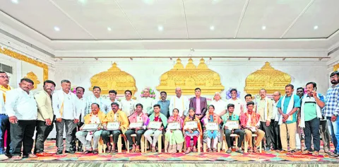 సమాజానికి పాత్రికేయుల సేవలు అపారం