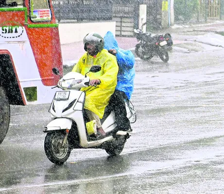 తీర జిల్లాల్లో తగ్గని వానలు 