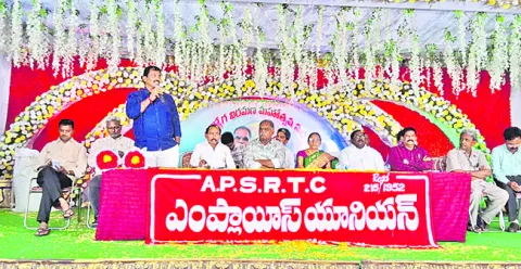 కార్మికుల బకాయిలు వెంటనే చెల్లించాలి 