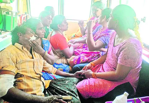 ఆటో బోల్తా.. 10 మందికి గాయాలు 