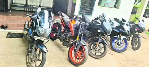బైక్‌ చోరీలు చేసే ముఠా అరెస్ట్‌ 