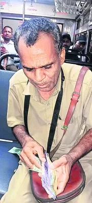 ఆర్టీసీ కండక్టర్‌తో  ప్రయాణికుడి గొడవ