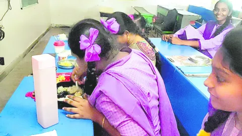 మధ్యాహ్న భోజనంలో బల్లి